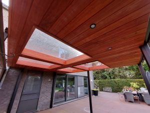 Plafond uitgekleed in hout