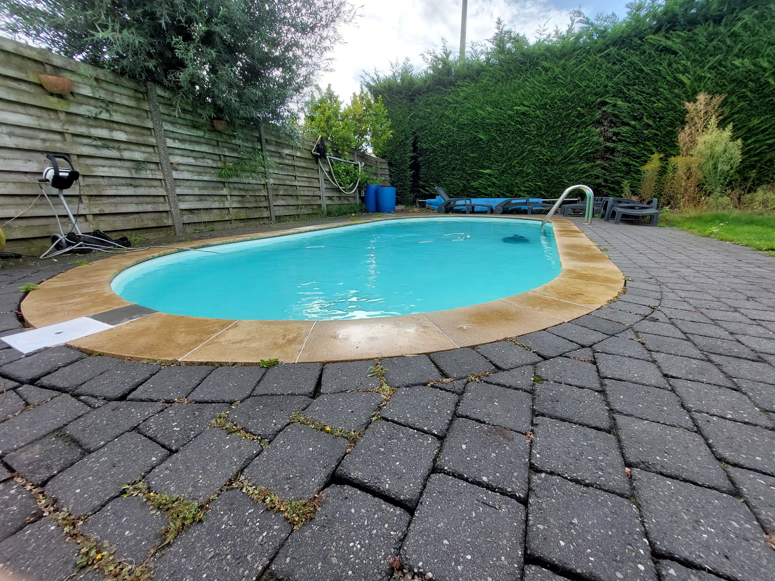 Zwembad met blauw water.