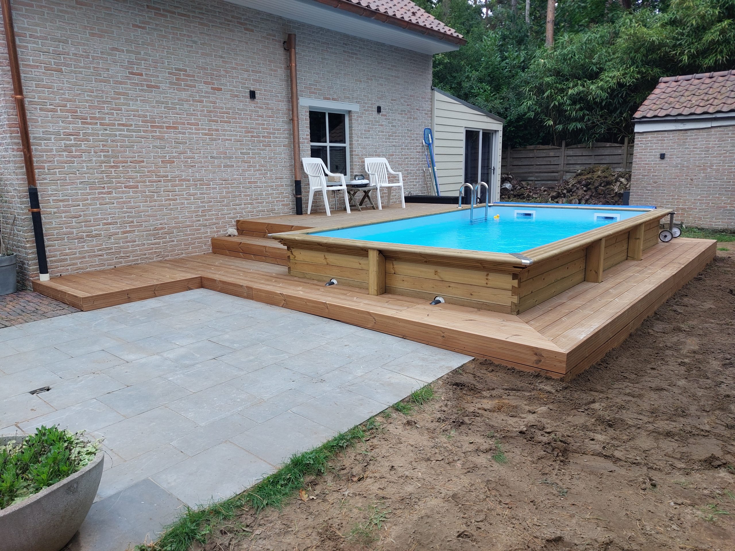 Houten terras rond zwembad