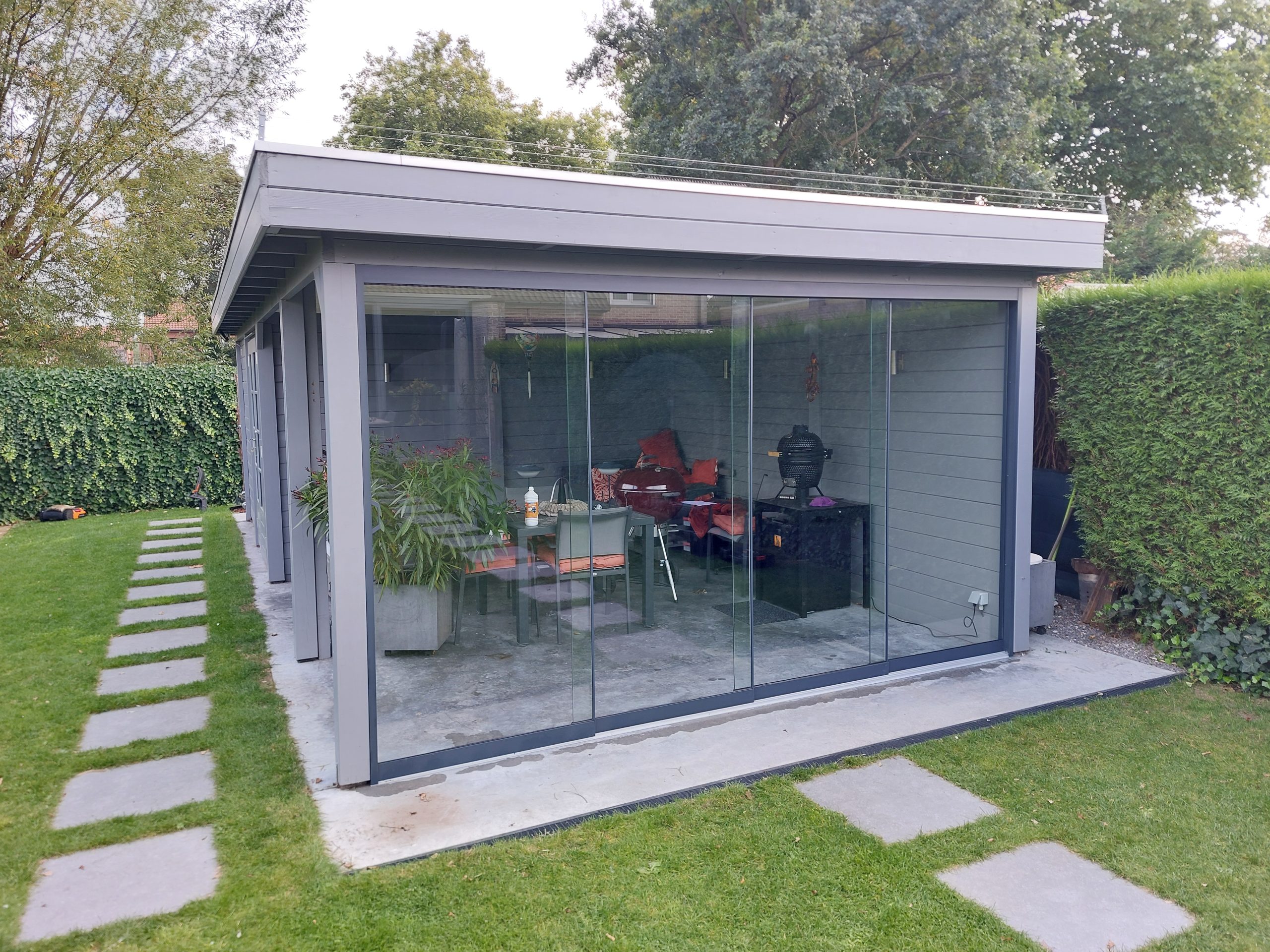 Schuifwand op maat in bestaand tuinhuis.